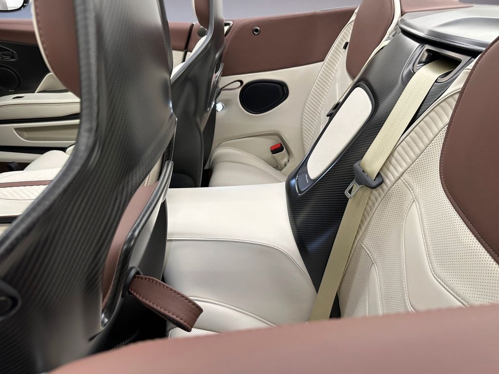 Aston Martin DBS 2023