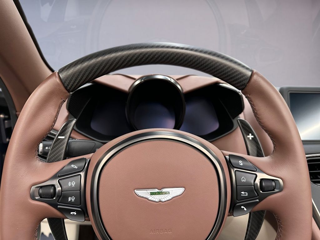 Aston Martin DBS 2023