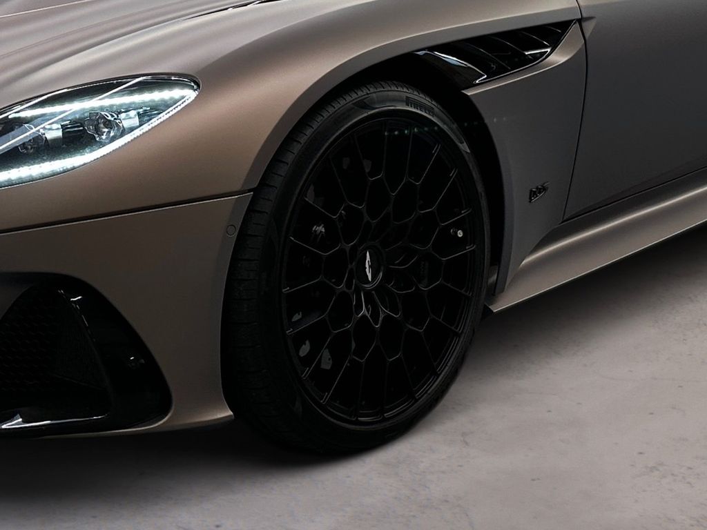Aston Martin DBS 2023