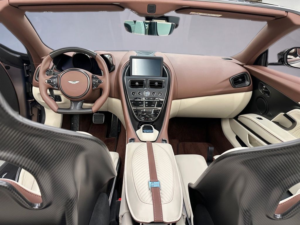 Aston Martin DBS 2023