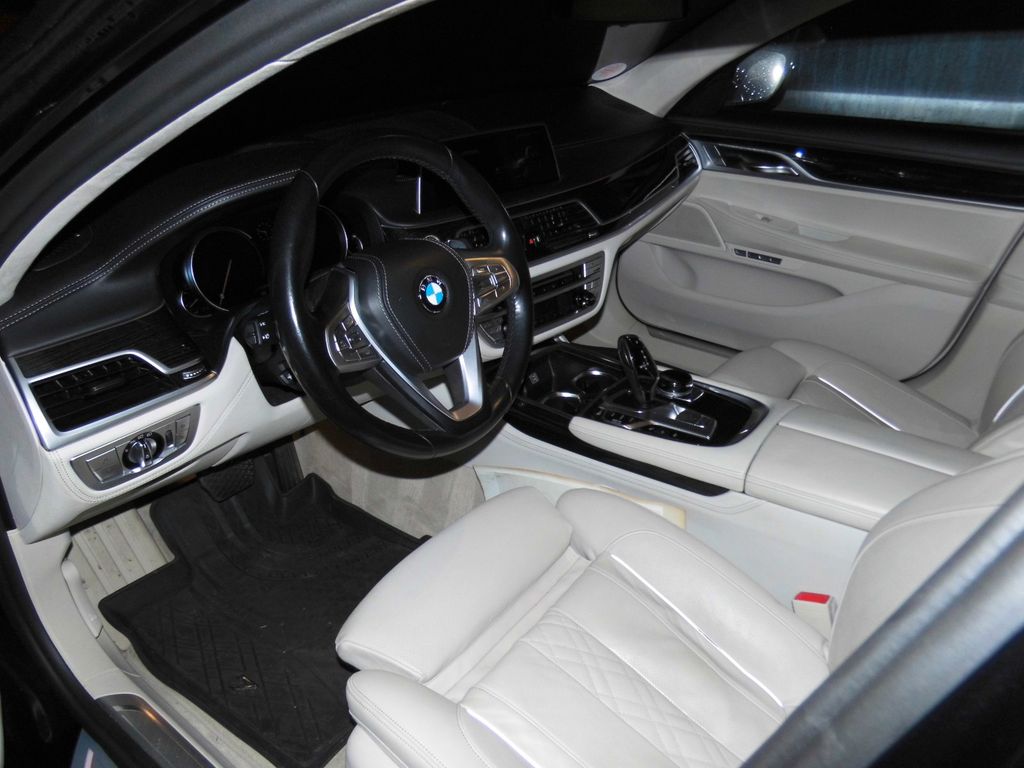 BMW 750 2017