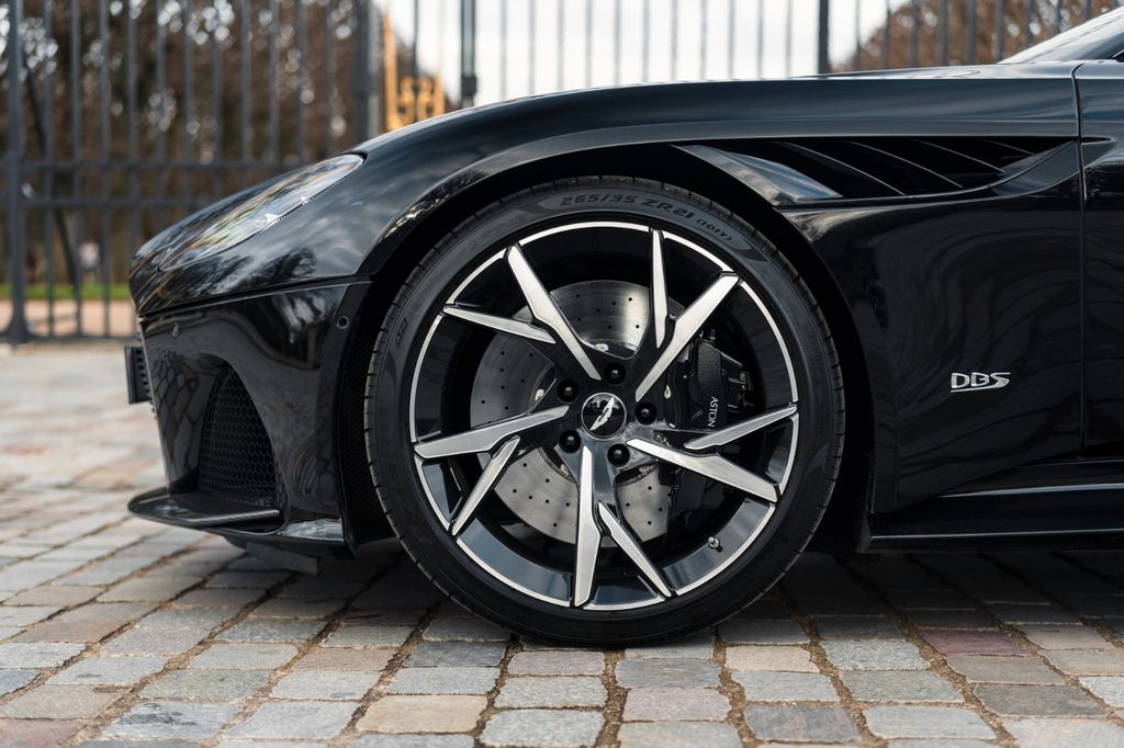 Aston Martin DBS 2020