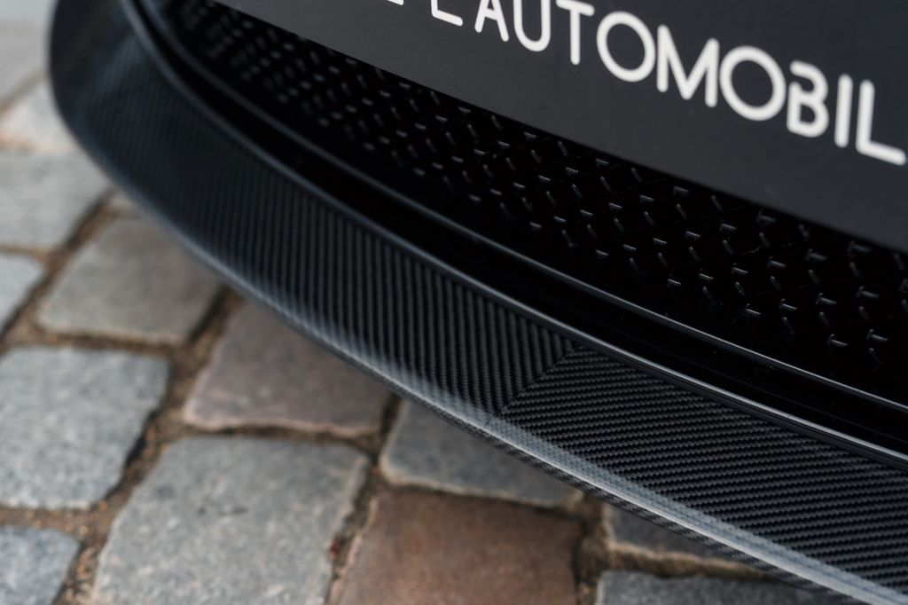 Aston Martin DBS 2020