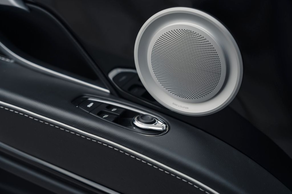 Aston Martin DBS 2020