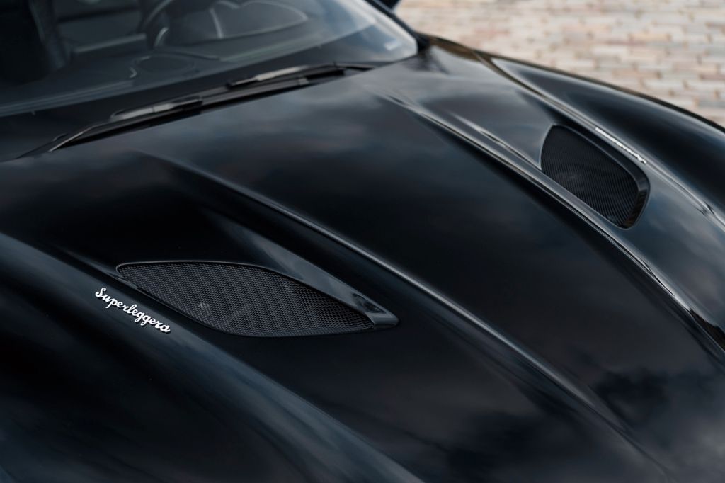 Aston Martin DBS 2020