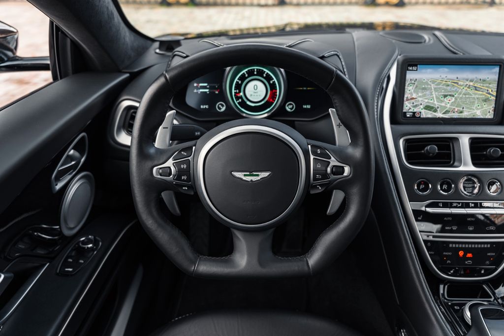 Aston Martin DBS 2020