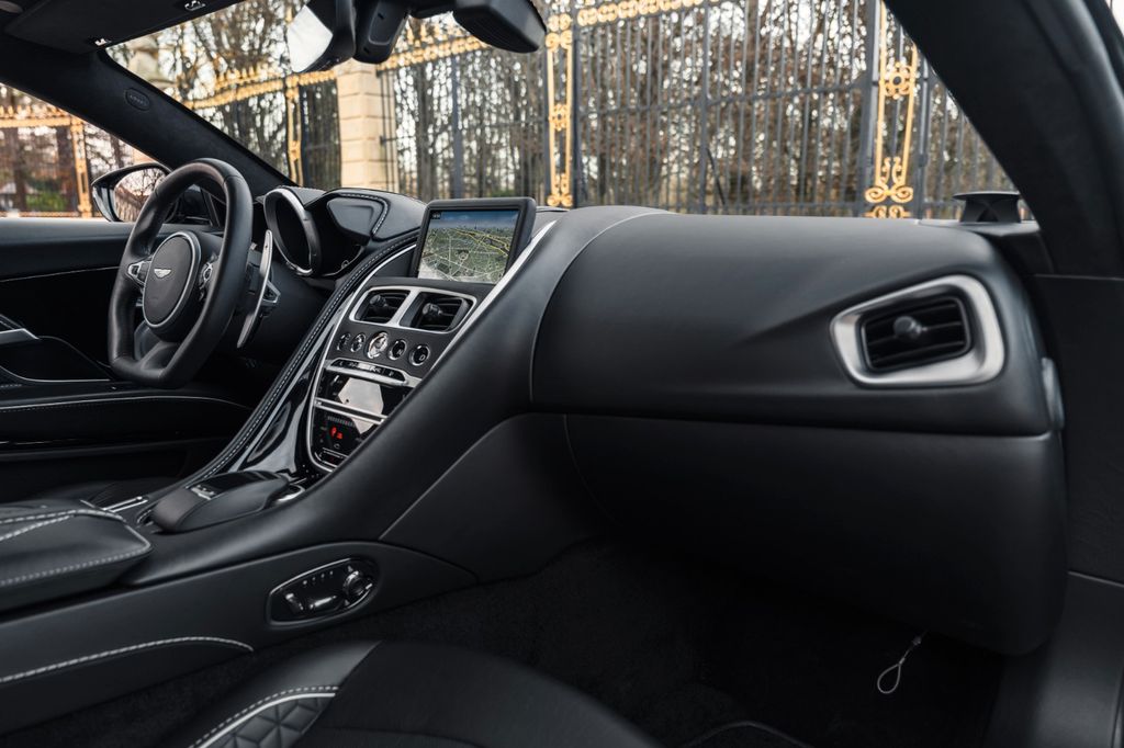 Aston Martin DBS 2020