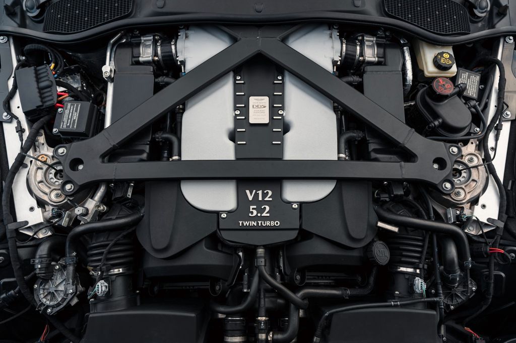 Aston Martin DBS 2020
