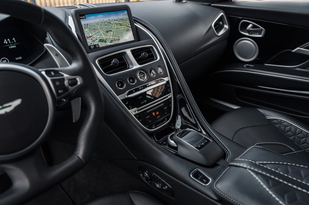 Aston Martin DBS 2020