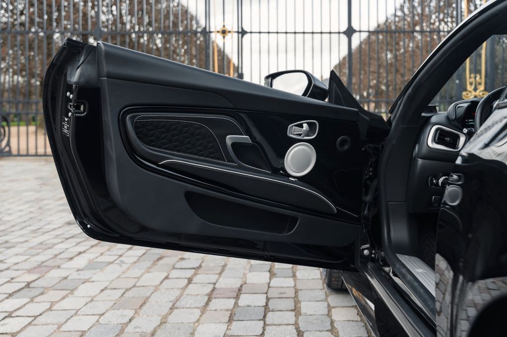 Aston Martin DBS 2020