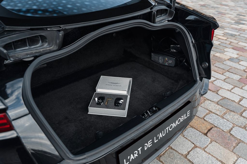 Aston Martin DBS 2020