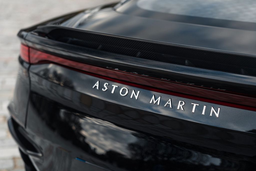 Aston Martin DBS 2020