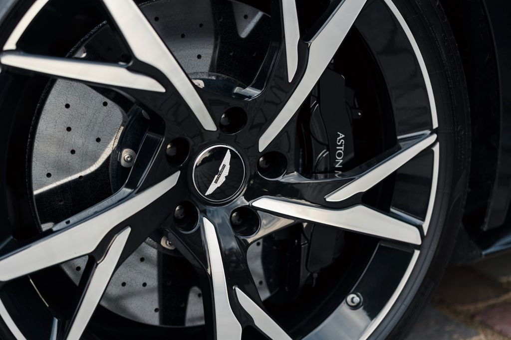 Aston Martin DBS 2020