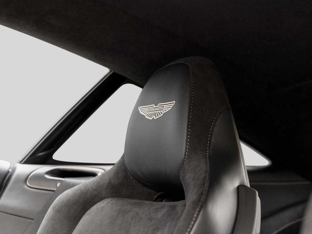 Aston Martin DB12