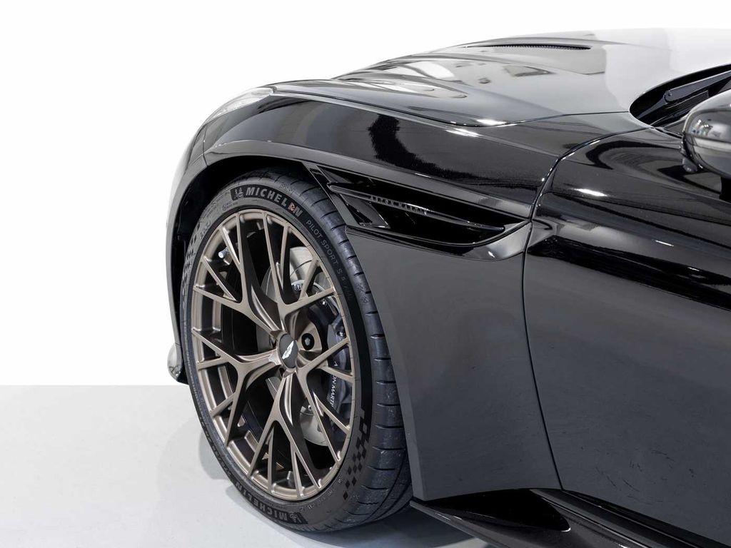 Aston Martin DB12