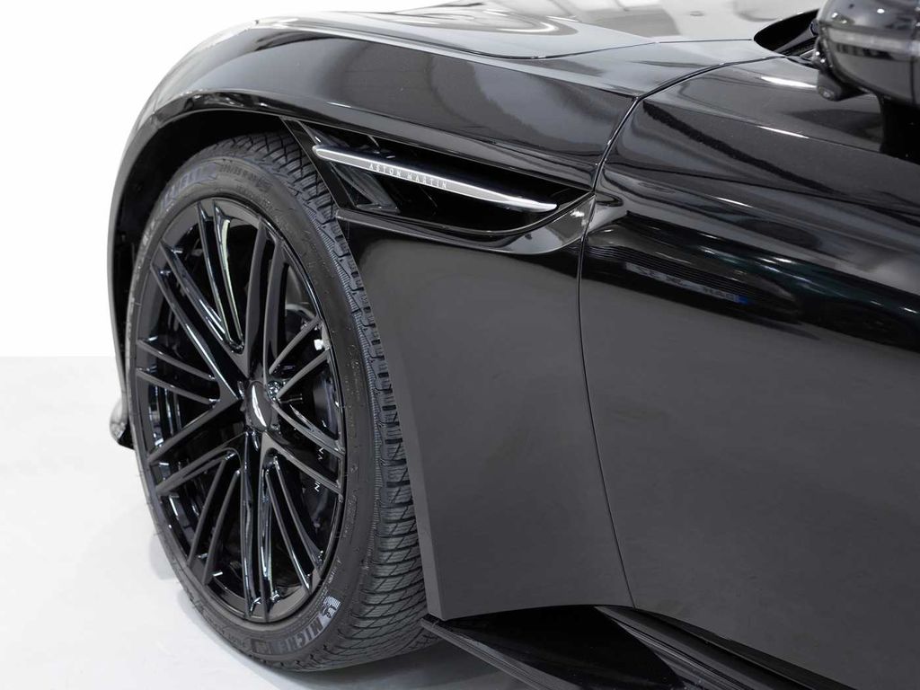 Aston Martin DB12