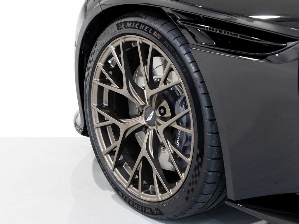 Aston Martin DB12