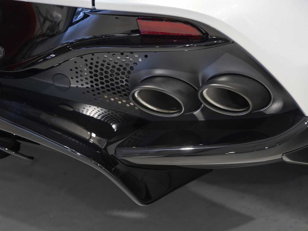 Aston Martin DBX 2025