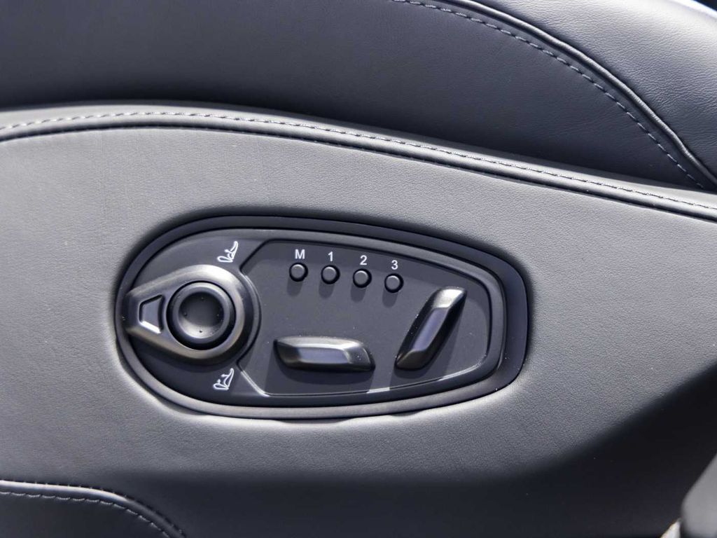 Aston Martin DBX 2025