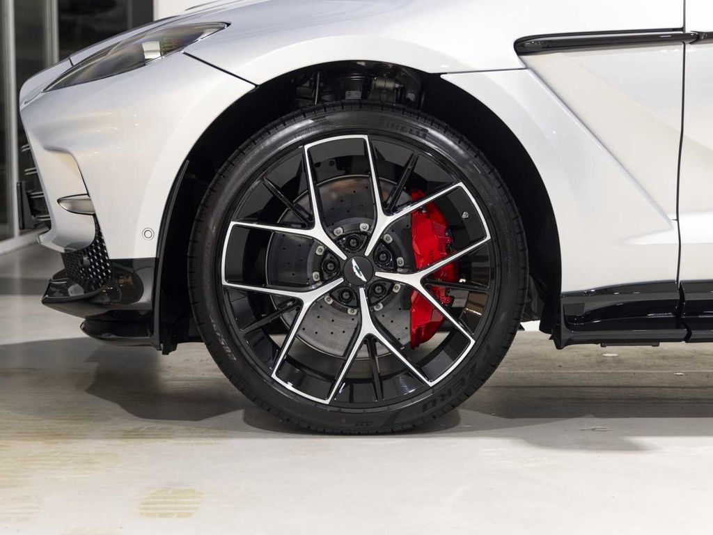 Aston Martin DBX 2025