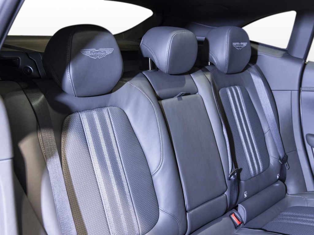 Aston Martin DBX 2025