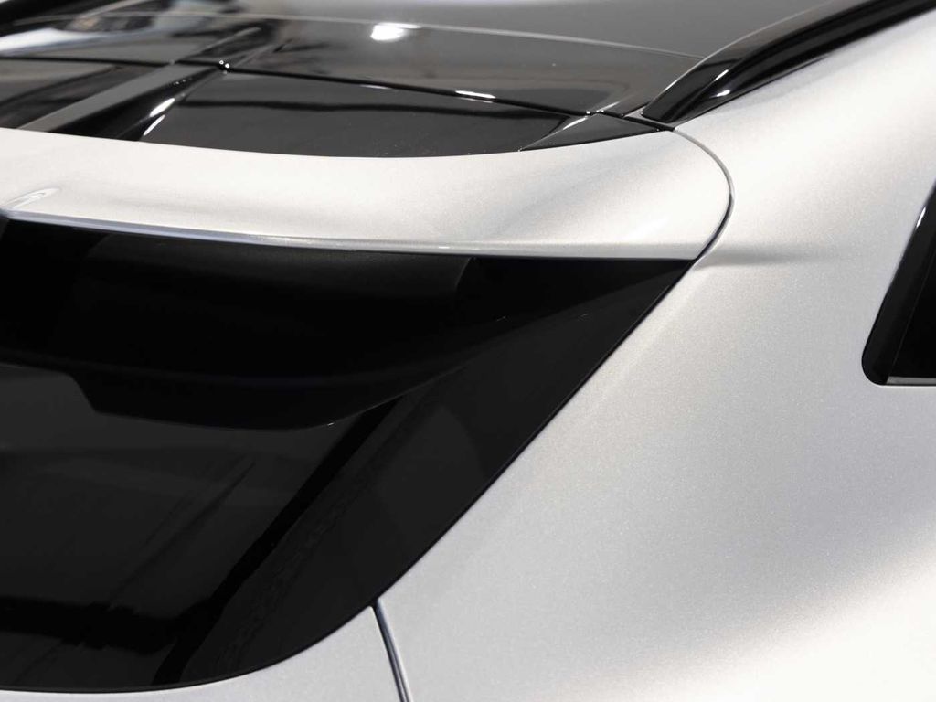 Aston Martin DBX 2025