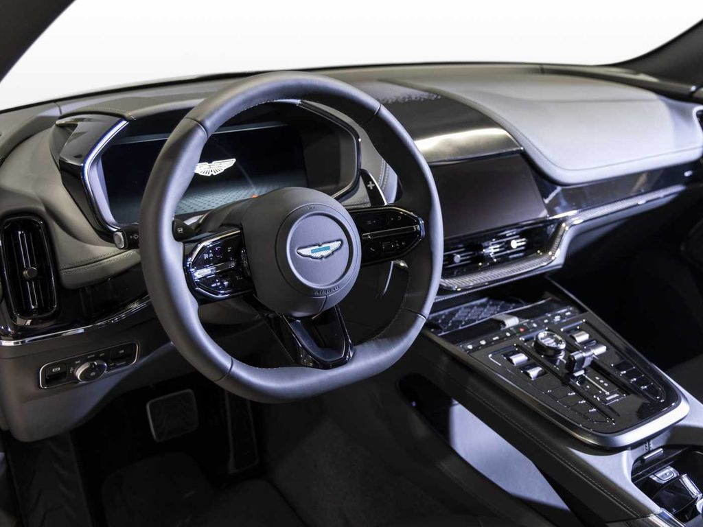 Aston Martin DBX 2025