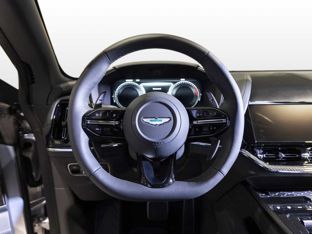 Aston Martin DBX 2025