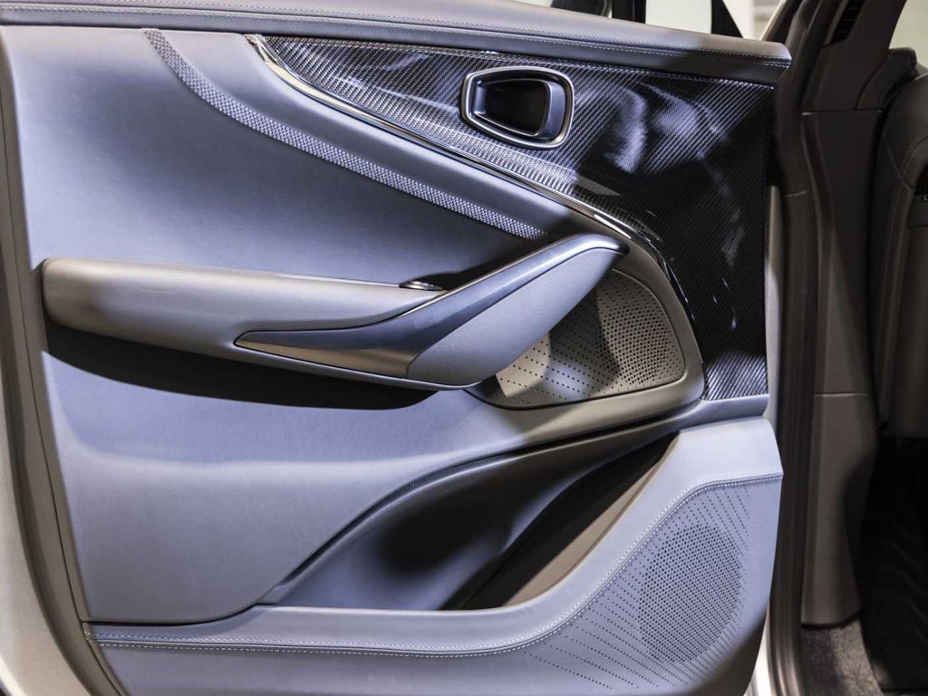 Aston Martin DBX 2025