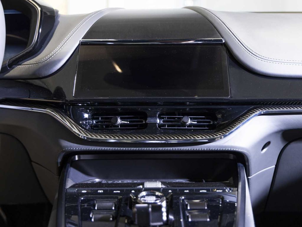 Aston Martin DBX 2025