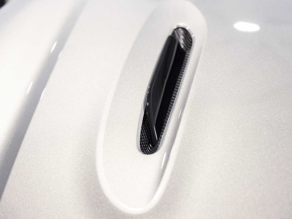 Aston Martin DBX 2025