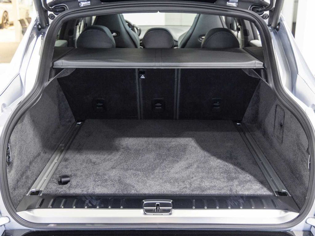 Aston Martin DBX 2025