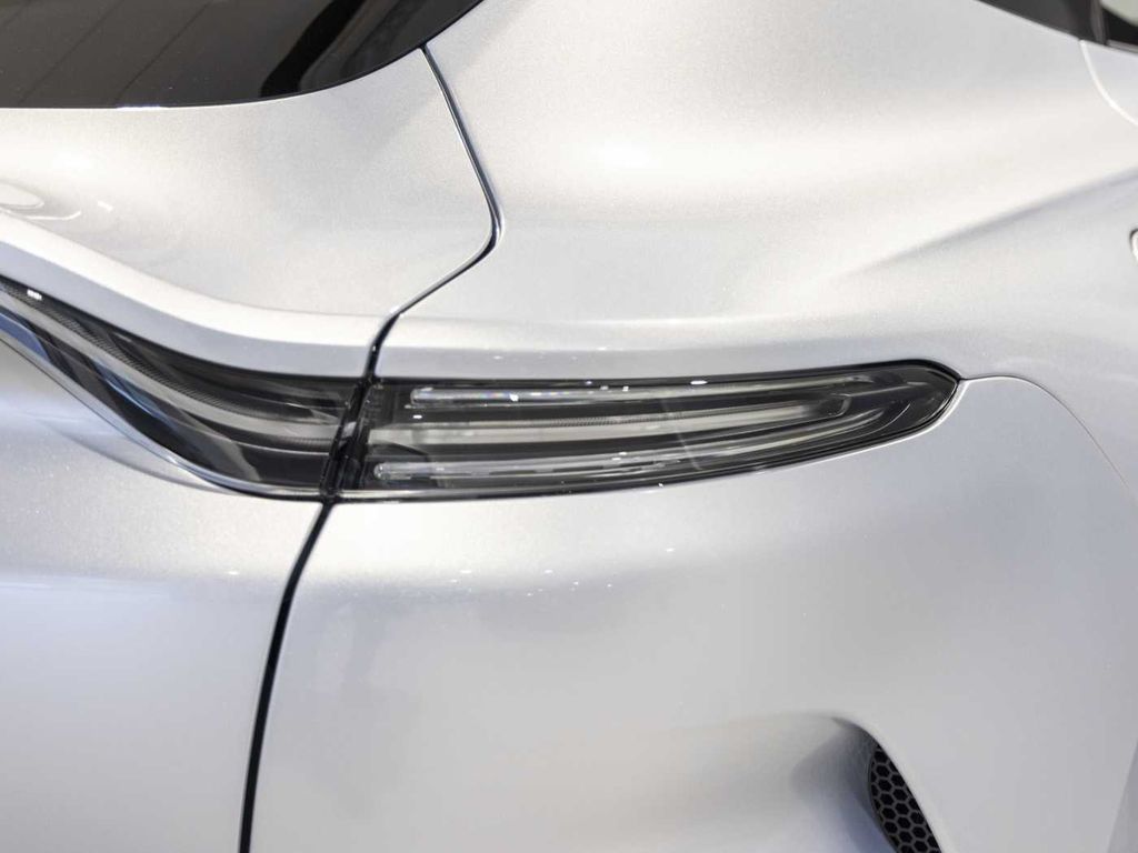 Aston Martin DBX 2025