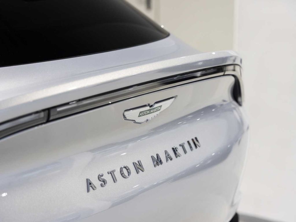 Aston Martin DBX 2025