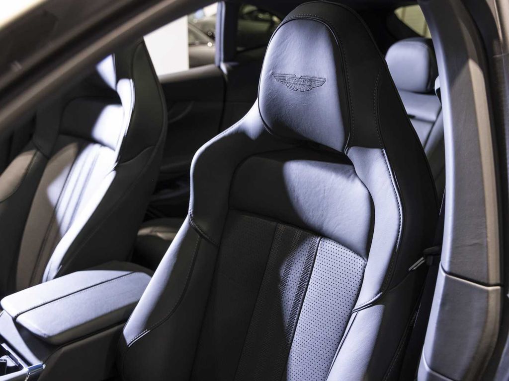 Aston Martin DBX 2025