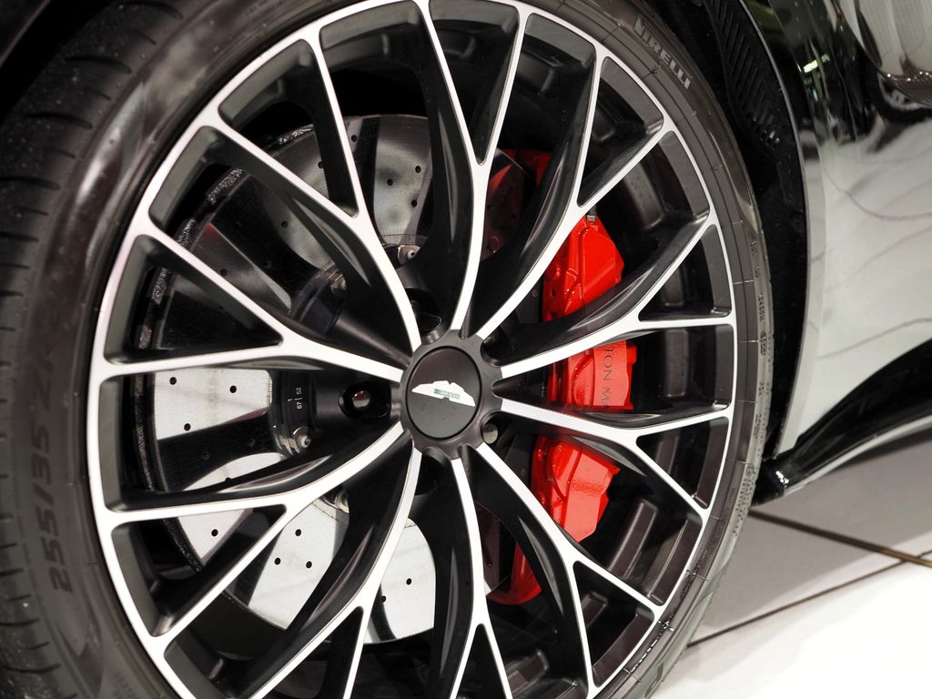 Aston Martin V8 Vantage 2023