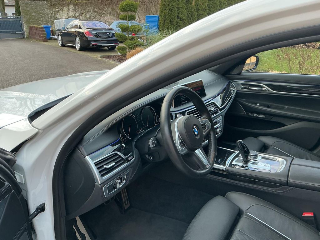 BMW 750 2018