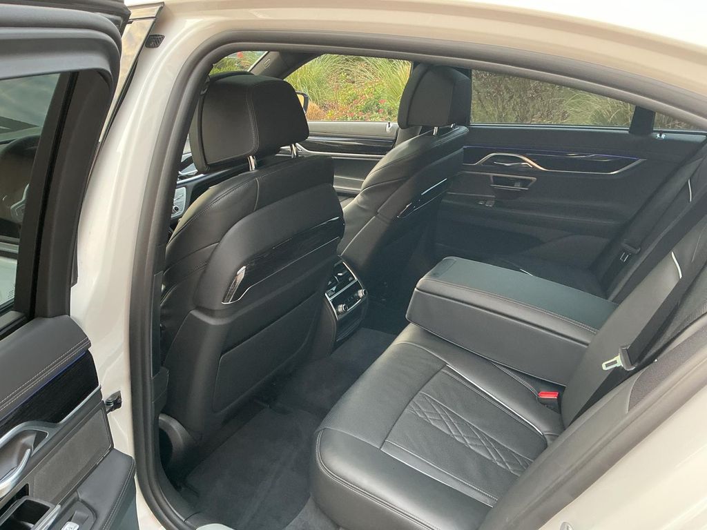 BMW 750 2018