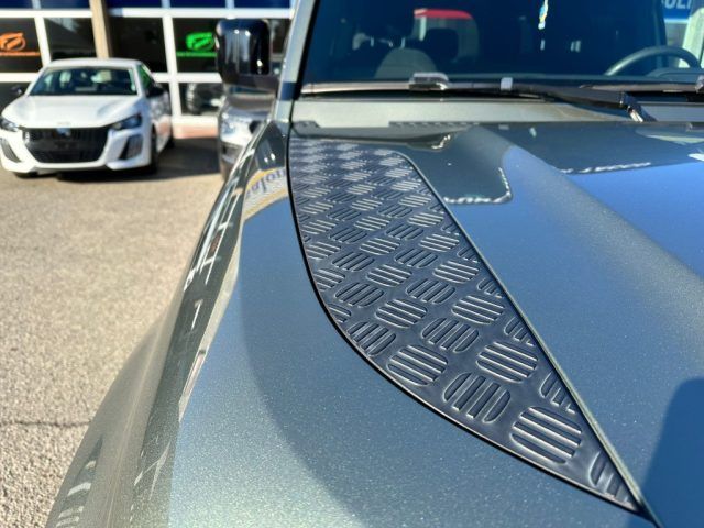 Land Rover Defender 2021