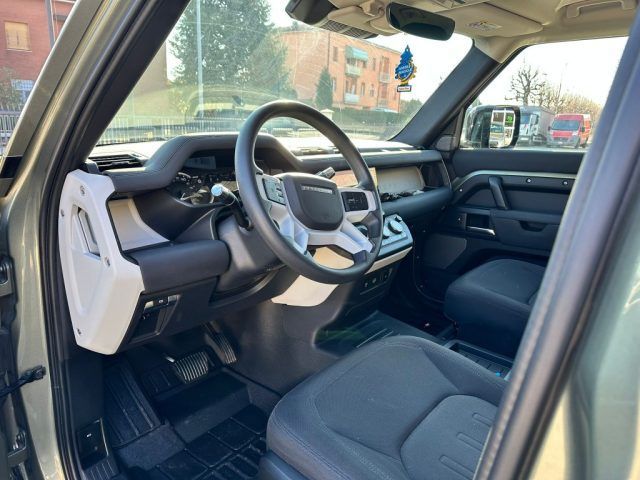 Land Rover Defender 2021