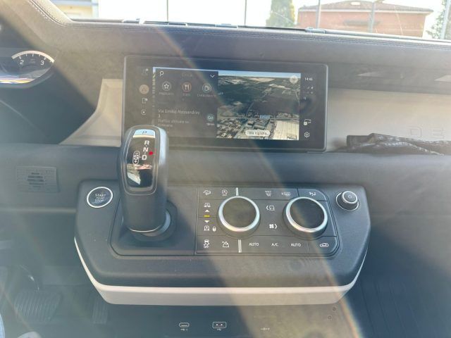 Land Rover Defender 2021