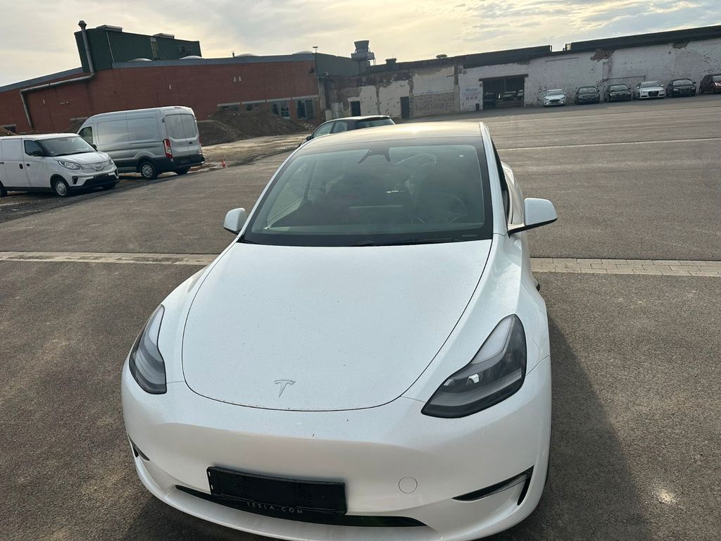 Tesla Model Y 2025