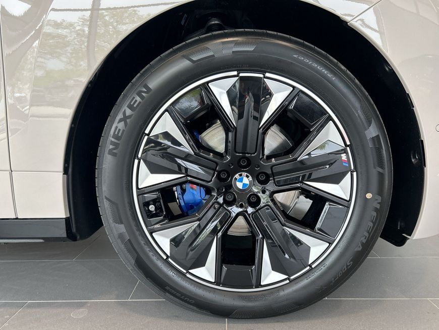 BMW iX