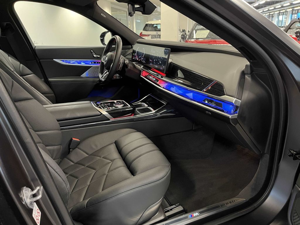 BMW 750 2024
