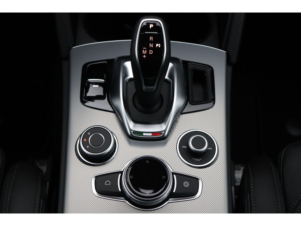 Alfa Romeo Stelvio 2025