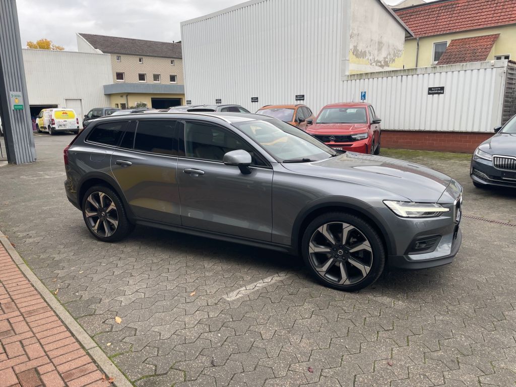 Volvo V60 Cross Country 2021