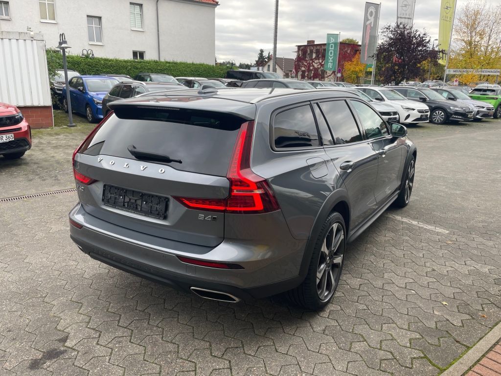 Volvo V60 Cross Country 2021