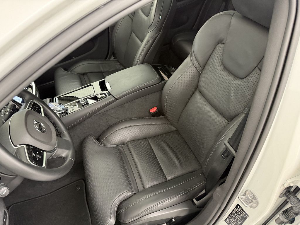 Volvo V60 2025
