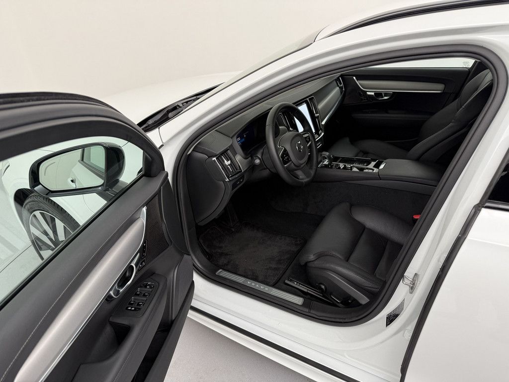 Volvo V90 2025
