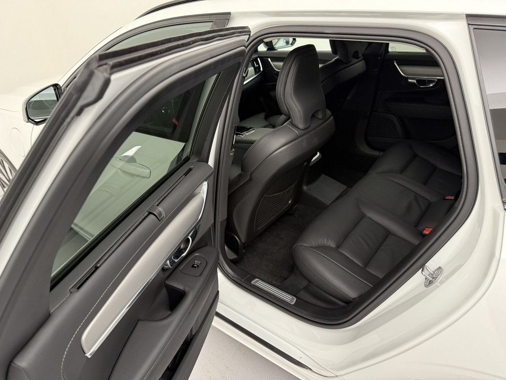 Volvo V90 2025